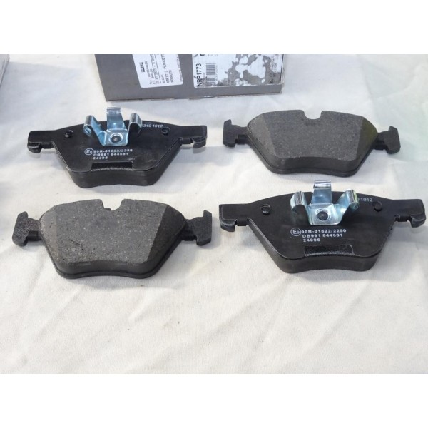 Jeu 4 plaquettes de frein avant montage teves Norauto NRP1773 pour BMW serie 3 5 et Z4 X1 E60 E61 E84 E87 E89 E90 E91 E92 E93 