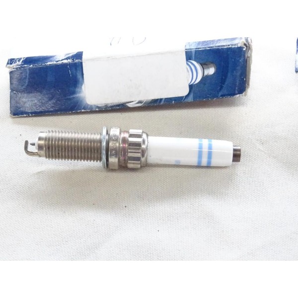 Bougie allumage Bosch ZR6SI332 0242140547 pour citroen C4 cactus C3 dont aircross berlingo 3 III C5 dont aircross DS3 DS4 opel c