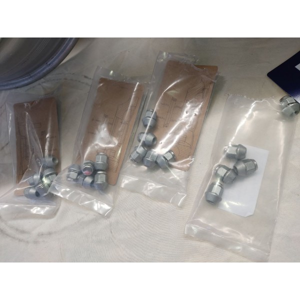 Lot 4 jantes alliage aluminium (MODELE EXPOSITION) 8x18 5x114.3 ET40 18" 18 pouces avec ecrous Ronal R56 012.3732.009 56R8805.08