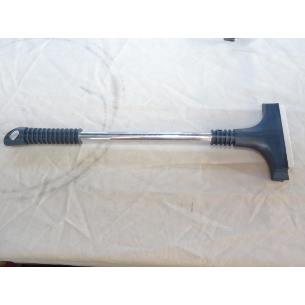 Gratte givre de vitre manche long Tetrosyl 3301750035661 