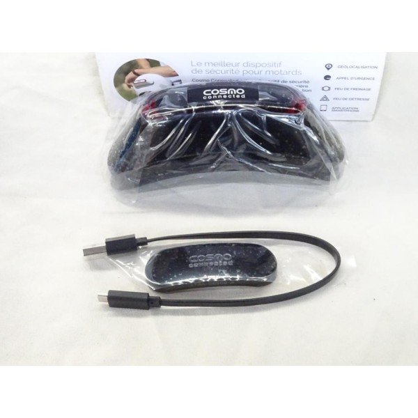 Cosmo connected noir brillant Cosmo CM0101001FR pour feu de freinage connecté casque moto velo trottinette 