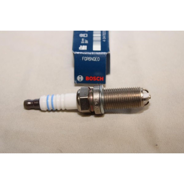 Lot 4 bougies allumage Bosch FGR6NQEO 0242240635 pour volvo S40 C30 C70 V50 