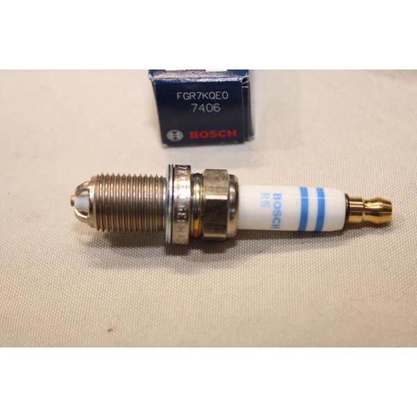 Lot 4 bougies allumage Bosch FGR7KQEO 7406 0242235715 pour audi A4 A5 A6 A8 BMW serie 1 3 E81 E87 E90 mitsubishi L200 pajero vol