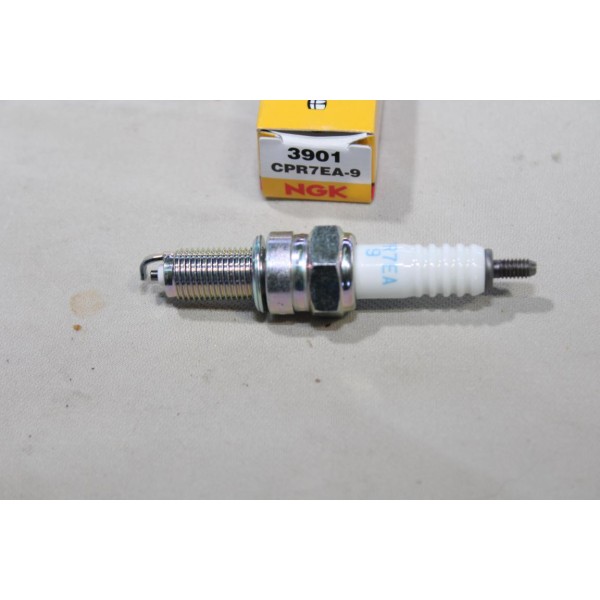 Bougie allumage NGK 3901 CPR7EA-9 pour moto scooter honda ANC kymco xciting yamaha XVS 