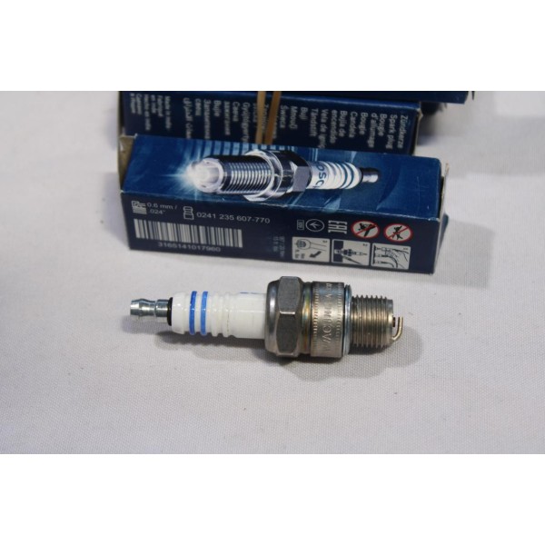 Bougie allumage Bosch W7AC 0241235607 pour moto mobylette benelli S ducati 350 900 GTV GTL hercules hobby rider jogging prima su
