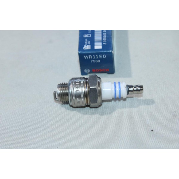 Bougie allumage tronconneuse debroussailleuse tondeuse Bosch WR11E0 7538 0242215502 pour honda kubota massey ferguson 