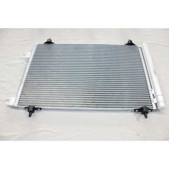 Condenseur radiateur de climatisation Valeo 818170 pour citroen C4 berlingo 2 II peugeot 307 308 partner (1 fixation très 