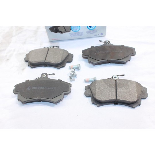 Jeu 4 plaquettes de frein avant montage TRW Norauto NRP1384 pour mitsubishi carisma colt volvo S40 V40 