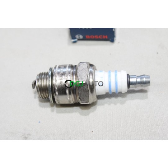 1 Bougie allumage tronconneuse debroussailleuse tondeuse Bosch WR11E0 7538 0242215502 pour moteur honda kubota massey ferguson 
