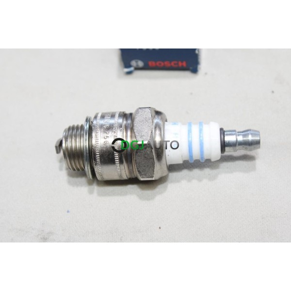 1 Bougie allumage tronconneuse debroussailleuse tondeuse Bosch WR11E0 7538 0242215502 pour moteur honda kubota massey ferguson 