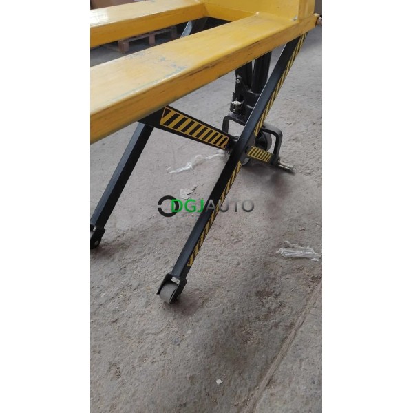 (Envoi nous consulter) Transpalette manuel levage à 80cm de haut capacité 1000kg Total lifter occasion bon état de