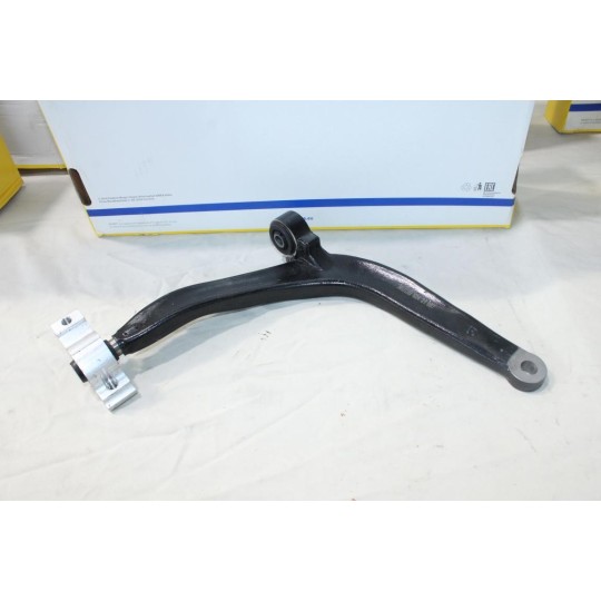 Triangle bras de suspension droit Moog PE-TC-0219 pour peugeot 406 
