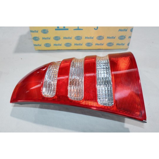 Feu lanterne arriere droit (angle cassé) Hella 2VP008048-061* pour mercedes classe C break S203 W203 