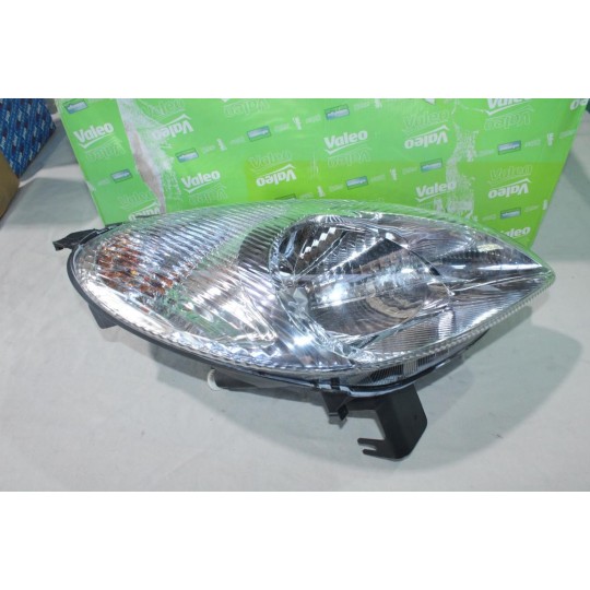 Phare projecteur avant droit (patte de fixation cassé puis réparé sans réclamation) Valeo 087618 pour citroen xsara picasso de 