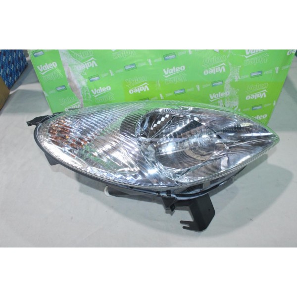 Phare projecteur avant droit (patte de fixation cassé puis réparé sans réclamation) Valeo 087618 pour citroen xsara picasso de 