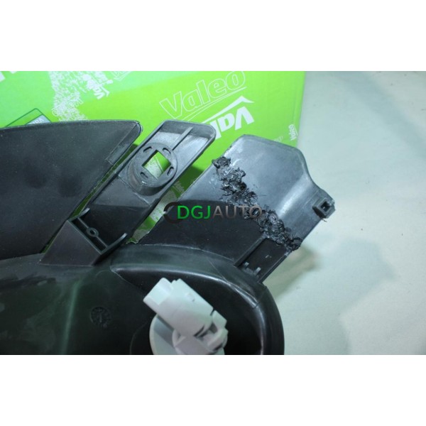 Phare projecteur avant droit (patte de fixation cassé puis réparé sans réclamation) Valeo 087618 pour citroen xsara picasso de
