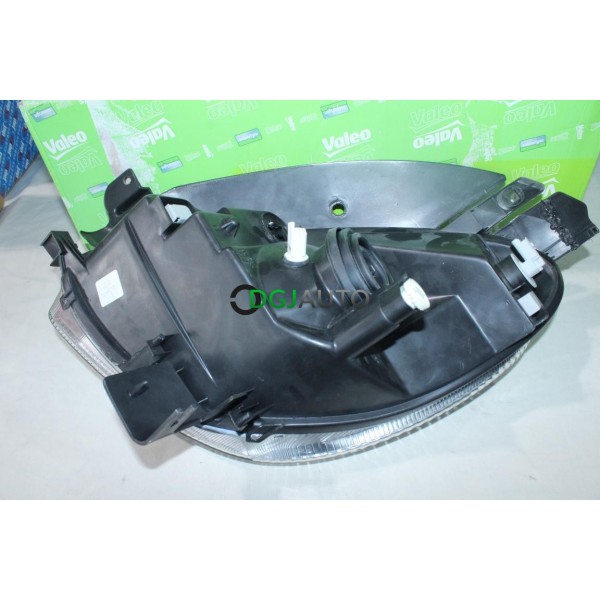 Phare projecteur avant droit (patte de fixation cassé puis réparé sans réclamation) Valeo 087618 pour citroen xsara picasso de