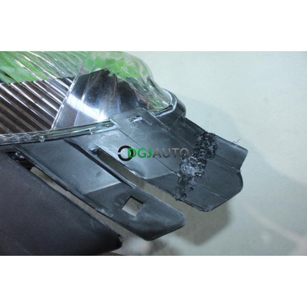 Phare projecteur avant droit (patte de fixation cassé puis réparé sans réclamation) Valeo 087618 pour citroen xsara picasso de