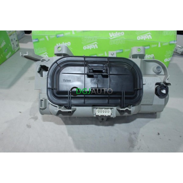 Phare projecteur avant gauche (patte de fixation cassé puis réparé sans réclamation) Valeo 087309 pour peugeot 806 partir de