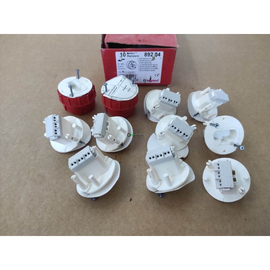 Lot 10 boites DCL Legrand 89204 luminaire batibox maconnerie 6A 250V 540mm profondeur 40mm (contenu de la photo)