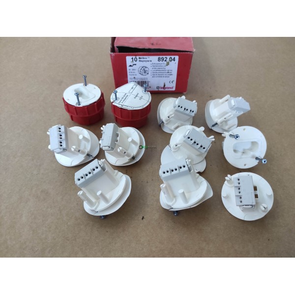 Lot 10 boites DCL Legrand 89204 luminaire batibox maconnerie 6A 250V 540mm profondeur 40mm (contenu de la photo)