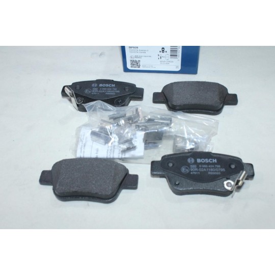Jeu 4 plaquettes de frein arriere montage bosch Bosch BP939 0986424798 pour toyota avensis T25 corolla verso AR10 