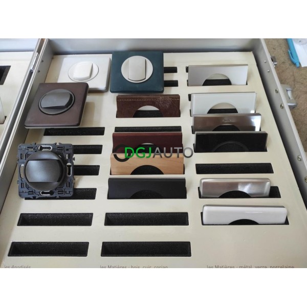 Malette valise aluminium de démonstration Legrand electricité avec plaques interrupteur prise (petits pocs voir photo)