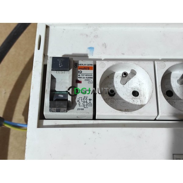 Coffret electrique 40A 30mA occasion avec 3 prises Merlin gerin Multi 9