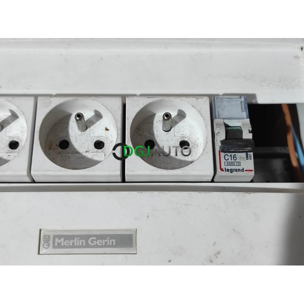 Coffret electrique 40A 30mA occasion avec 3 prises Merlin gerin Multi 9