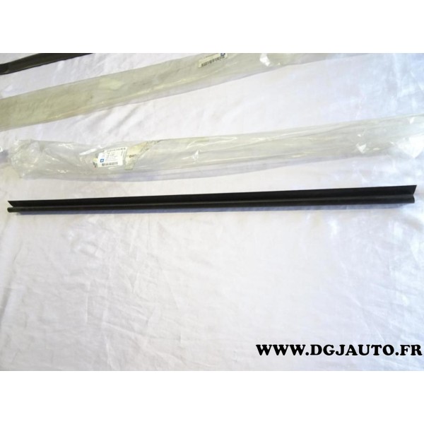 Joint leche vitre interieur porte avant gauche 13132073 pour opel zafira B partir 2005
