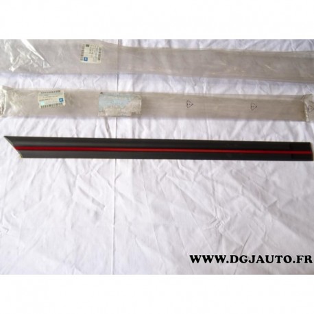 Baguette moulure de porte arriere droite liseret rouge 90510318 pour opel astra F 5 portes dont break