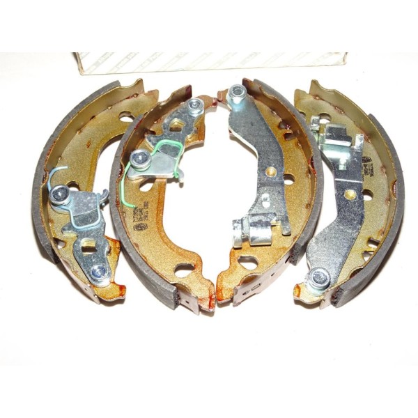 Jeux 4 machoires de frein arriere montage AP lockheed 71739596 pour fiat punto 2 partir de 1999