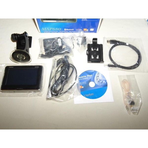 Pack GPS navigateur Clarion MAP680 avec ventouse cables cd chargeur