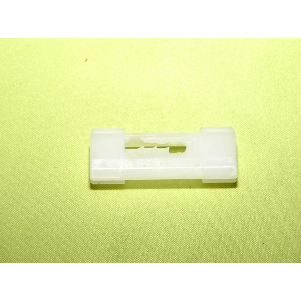 Agrafe clips etrier fixation revetement moulure 3923655 pour volvo 440 460