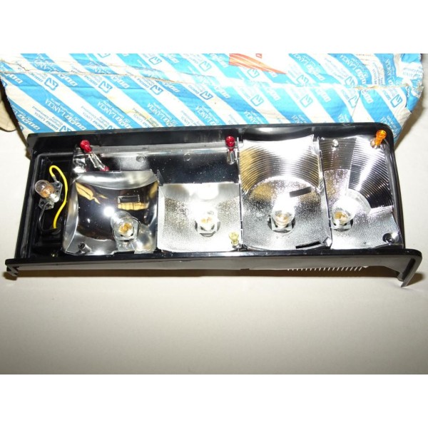 Platine porte ampoule feu lanterne arriere droit avec 4 vis translucides 7561012* pour fiat regata 2 II partir de 1986 