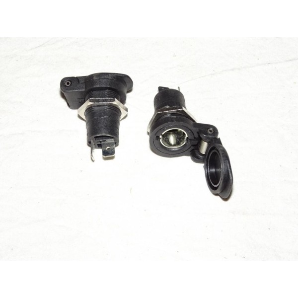 1 Prise encastrée avec couvercle 24V 16A fiche plate 8JB001946-092 pour tracteur engin agricole chantier case IH claas demag fau