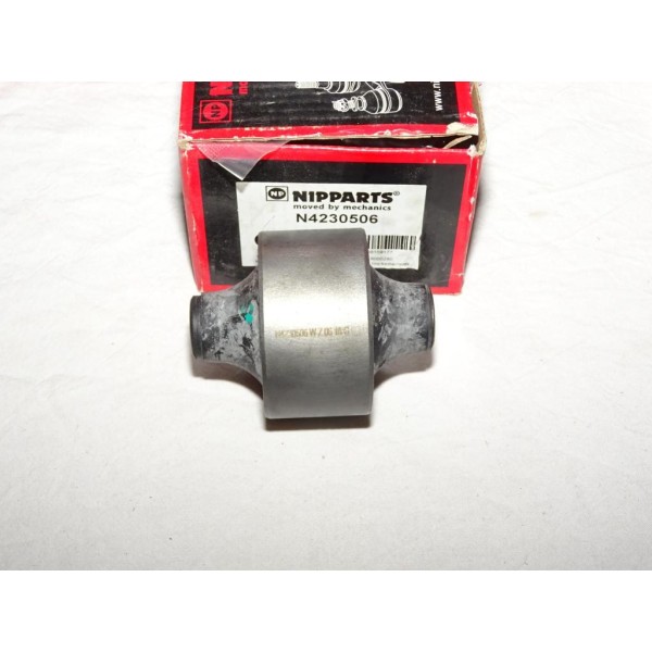 Silent bloc triangle bras de suspension Nipparts N4230506 pour hyundai trajet 