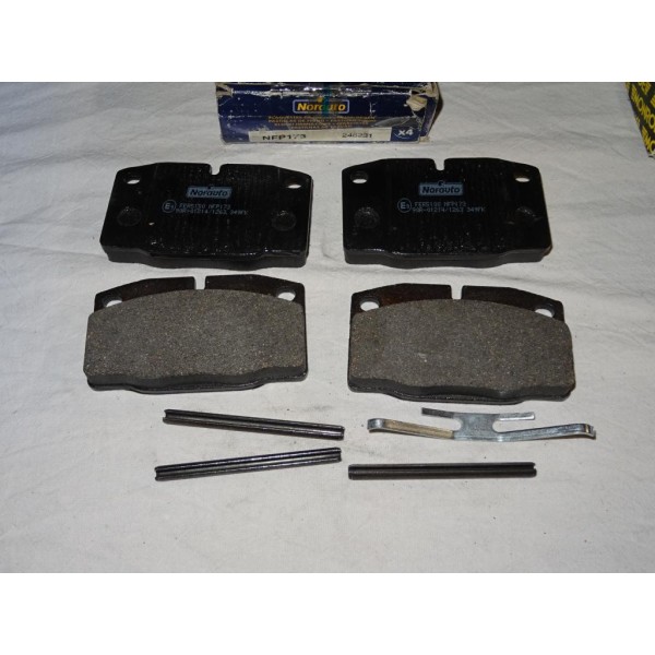 Jeux 4 plaquettes de frein avant montage GM (accessoires incomplet voir photo) Norauto NFP173* pour opel ascona B C corsa A kade