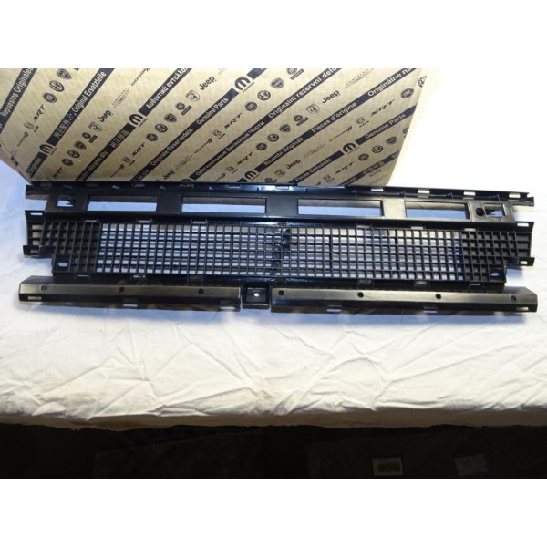 Grille interieur de calandre Fiat 7738987 pour fiat tempra de 1993 à 1996 