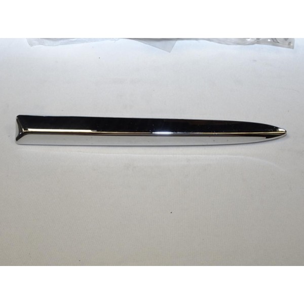 Baguette moulure chrome parechocs pare-chocs avant gauche (traces comme rayures ou taches) Fiat 735455041 pour fiat 500 de 2007 