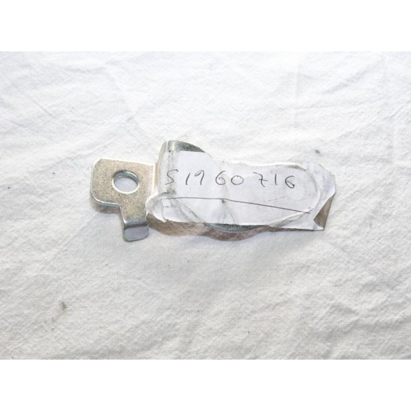 Etrier platine fixation support element porte Fiat 51960716 pour fiat 500 partir de 2007  