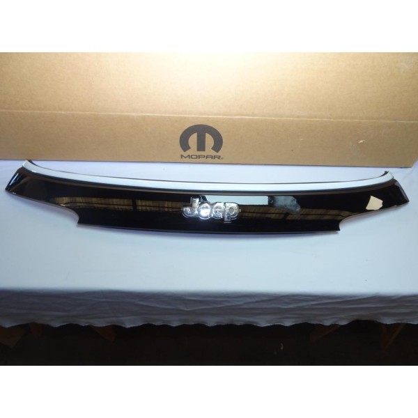 Baguette moulure hayon de coffre feu plaque immatriculation Mopar 5UN62KXJAD pour jeep compass sport 4 portes de 2017 à 2021  