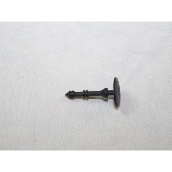 Bouton agrafe attache fixation bas de caisse Fiat 51934463 pour fiat 500 dont abarth partir de 2012 