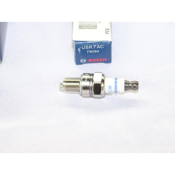 Bougie allumage tronconneuse debroussailleuse tondeuse Bosch USR7AC 0242035503 pour husqvarna honda still equivalent CMR5H 